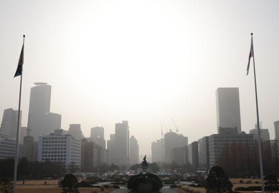 수도권 미세먼지와 초미세먼지가 '나쁨' 수준을 보인 13일 국회에서 바라본 여의도 거리가 뿌옇게 보이고 있다 사진=박범준 기자