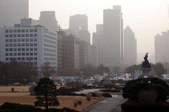수도권 미세먼지와 초미세먼지가 '나쁨' 수준을 보인 13일 국회에서 바라본 여의도 거리가 뿌옇게 보이고 있다 사진=박범준 기자