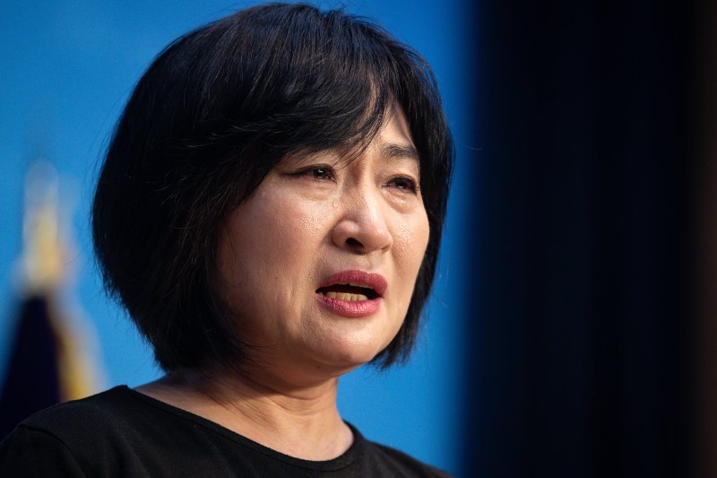 고 이지한 씨의 어머니 조미은 씨가 13일 서울 여의도 국회 소통관에서 열린 10.29 이태원 참사 유가족협의회와 시민대책회의가 공동주최한 국정조사 촉구 기자회견에서 눈물을 흘리며 발언하고 있다. 2022.12.13/뉴스1 ⓒ News1 유승관 기자