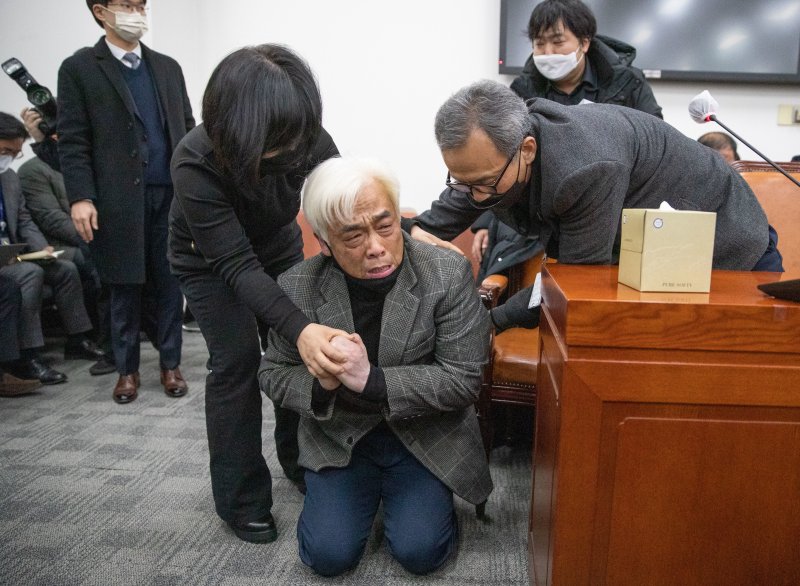 이태원 참사 희생자 유가족이 1일 오후 서울 여의도 국회에서 열린 용산 이태원 참사 진상규명과 재발방지를 위한 국정조사 특별위원회 유가족 간담회에서 무릎을 꿇고 절규하고 있다. 2022.12.1/뉴스1 ⓒ News1 이재명 기자