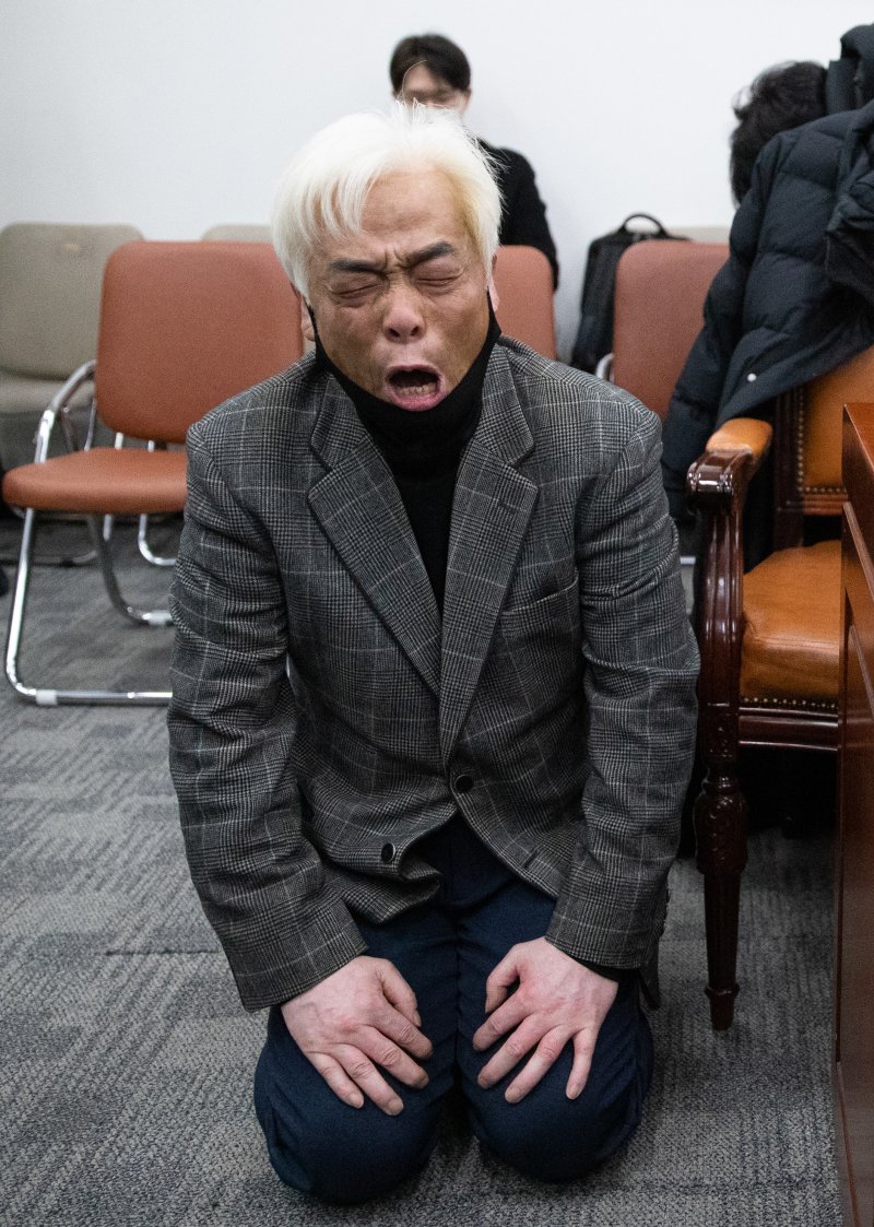이태원 참사 희생자 유가족이 1일 오후 서울 여의도 국회에서 열린 용산 이태원 참사 진상규명과 재발방지를 위한 국정조사 특별위원회 유가족 간담회에서 무릎을 꿇고 절규하고 있다. 2022.12.1/뉴스1 ⓒ News1 이재명 기자