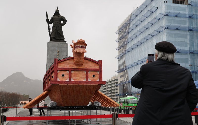 지난 2022년 12월 13일 광화문광장 이순신 동상 앞에 거북선 모형이 놓여 있다. 19일부터 하는 '2022 서울라이트 광화'와 '2022 서울 빛초롱' 행사 설치물이다. 사진=연합뉴스