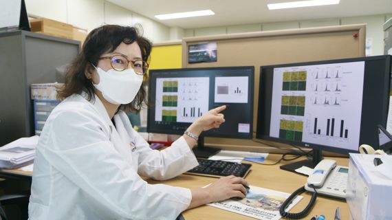 한국한의학연구원 조원경 박사가 연잎 추출물이 독감 바이러스에 효능이 있다는 실험 결과를 설명하고 있다. 한의학연구원 제공