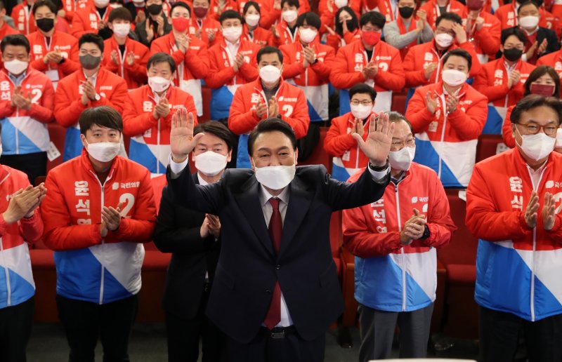 윤석열 제20대 대통령 당선인이 10일 새벽 서울 여의도 국회 도서관에 마련된 국민의힘 개표 상황실을 찾아 당선 세리머니를 하고 있다. 2022.3.10/뉴스1 ⓒ News1 구윤성 기자