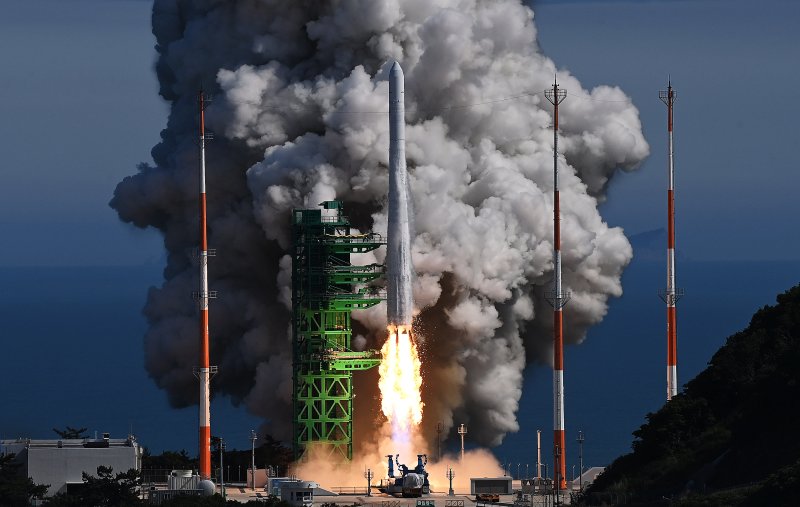 순수 국내기술로 제작된 한국형 최초 우주발사체 '누리호'(KSLV-Ⅱ)'가 21일 전남 고흥군 나로우주센터에서 발사되고 있다. 2022.6.21/뉴스1 ⓒ News1 사진공동취재단