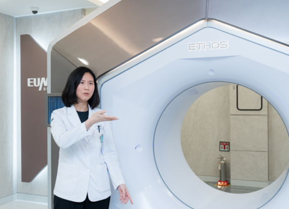 박영희 이대서울병원 방사선종양학과 교수가 이토스 장비 앞에서 장비의 작동 방식과 치료 방법에 대해 설명하고 있다. 이대의료원 제공.
