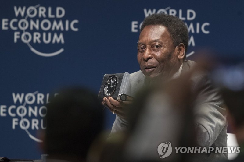 지난 2018년 세계경제포럼 참석한 펠레 epa06603995 Legendary Brazilian former soccer player Edson Arantes do Nascimento, Pele, attends the World Economic Forum for Latin America held at Sao Paulo, Brazil, 14 March 2018. Pele received the 'Global Citizen 2018' prize at the World Economic Forum for Latin America. EPA
