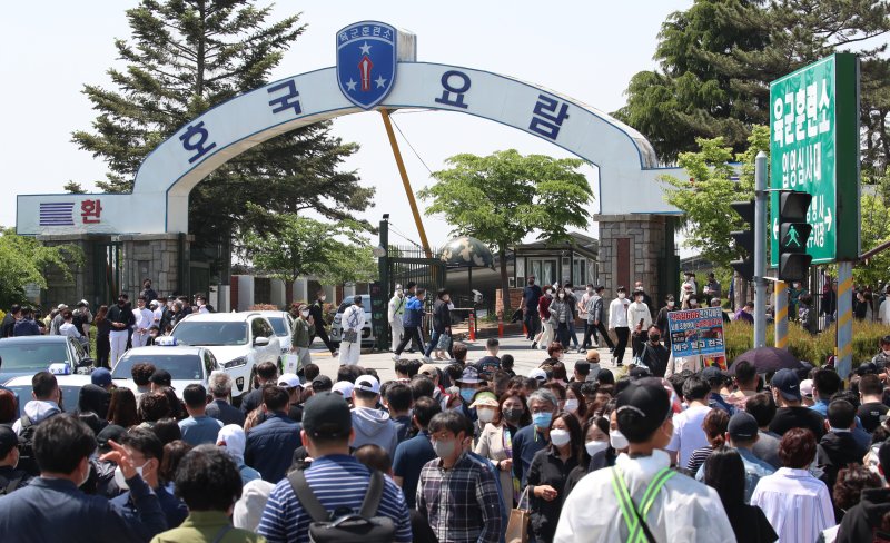 지난달 3일 충남 논산 소재 육군훈련소 입영심사대에서 입영장병들이 입소하고 있다. 2021.5.3/뉴스1 ⓒ News1 김기태 기자