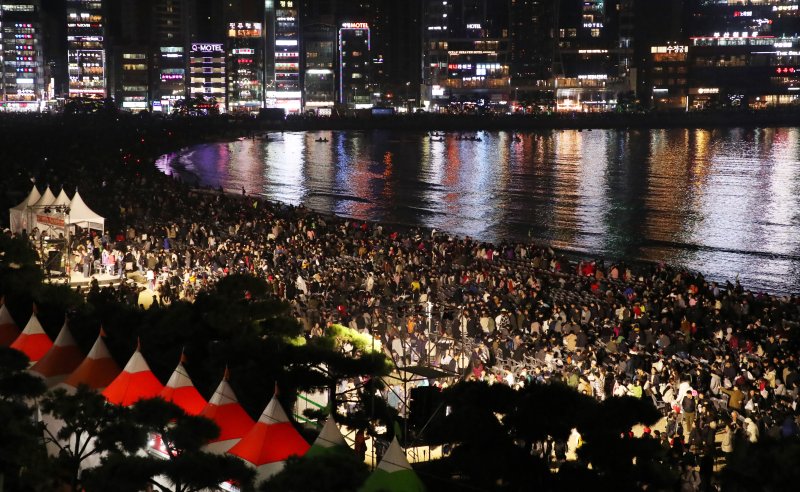 지난 2019년 부산 광안리해수욕장 일대에서 열린 '제15회 부산불꽃축제'를 찾은 관람객들로 광안리해수욕장 백사장이 북적이고 있다. 2019.11.2/뉴스1 ⓒ News1