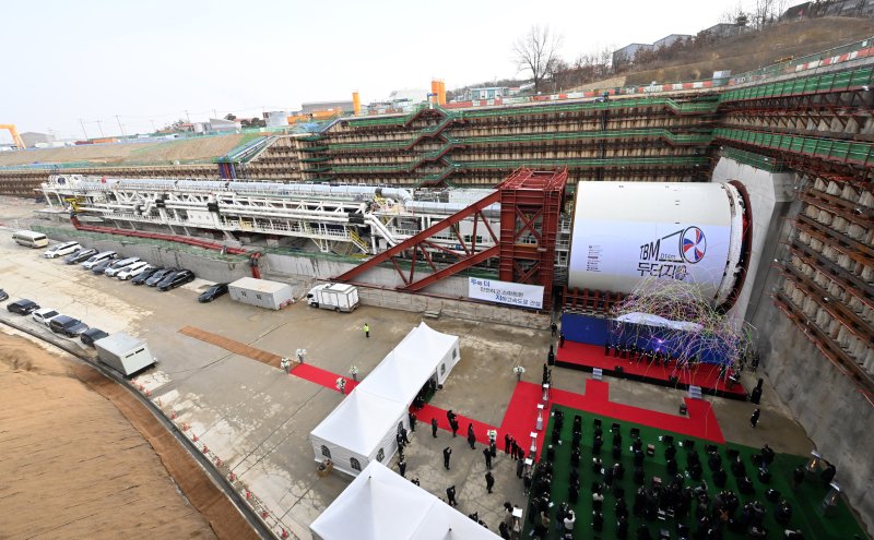 수도권 제2순환 고속도로 김포~파주 한강터널 TBM공법 굴진식이 13일 경기 파주시 송촌동에서 진행되고 있다. 사진=박범준 기자