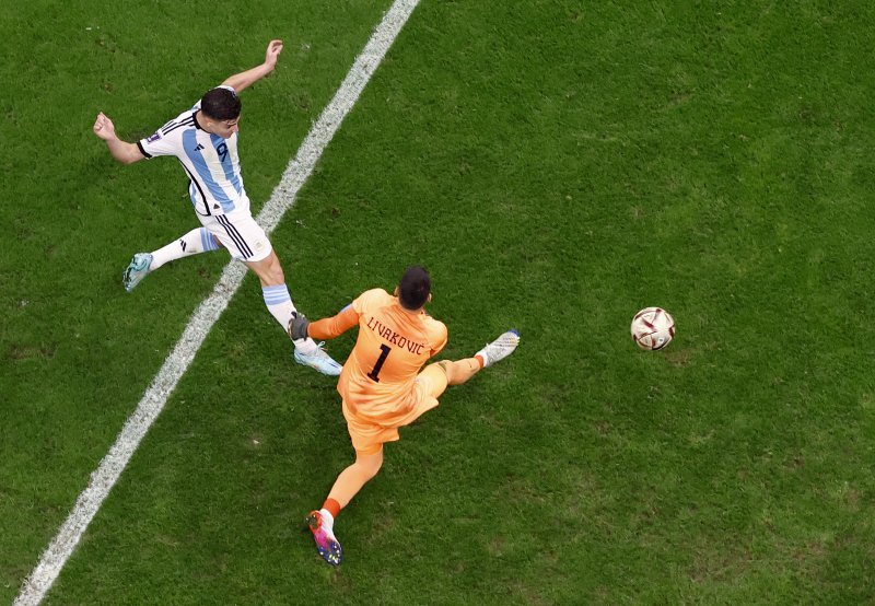 Soccer Football - FIFA World Cup Qatar 2022 - Semi Final - Argentina v Croatia - Lusail Stadium, Lusail, Qatar - December 13, 2022 Argentina's Julian Alvarez scores their second goal REUTERS/Peter Cziborra /사진=연합 지면외신화상