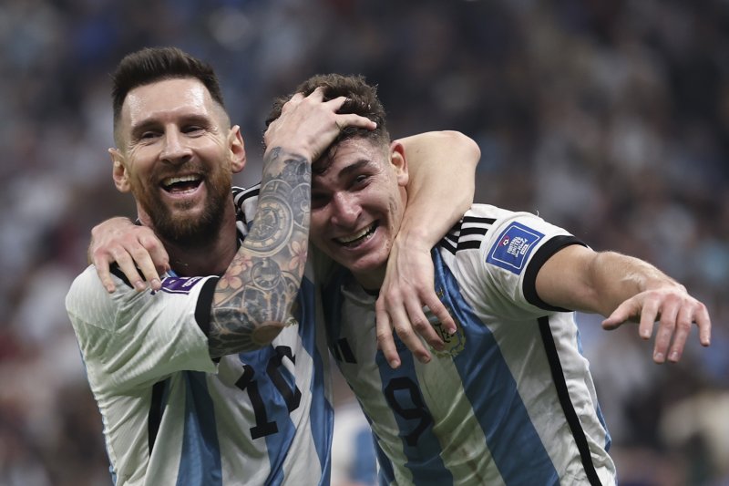 (221213) -- LUSAIL, Dec. 13, 2022 (Xinhua) -- Julian Alvarez (R) of Argentina celebrates with Lionel Messi after scoring team's second goal during the Semifinal between Argentina and Croatia at the 2022 FIFA World Cup at Lusail Stadium in Lusail, Qatar, Dec. 13, 2022. (Xinhua/Xu Zijian) /사진=연합 지면외신화