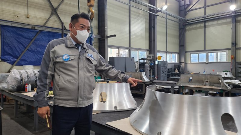 [부산=뉴시스] 동양메탈공업 안성진 대표가 회사 제품에 대해 설명하고 있다. 2022.12.14. kwon97@newsis.com