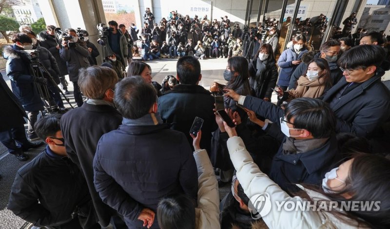 박지원 전 국정원장에 집중된 시선 박지원 전 국정원장에 집중된 시선 (서울=연합뉴스) 김도훈 기자 = 박지원 전 국가정보원장이 14일 오전 서해 공무원 피격 사건 관련 검찰 조사를 받기 위해 서울 서초구 서울중앙지검에 출석, 취재진 질문에 답하고 있다. 박 전 원장은 2020년 9월 해양수산부 공무원 고(故) 이대준 씨가 북한군에 피살됐을 때 당시 상황에 대한 첩보 관련 보고서 등을 무단 삭제한 혐의로 올해 7월 국정원으로부터 고발당했다. 2022.12.14 superdoo82@yna.co.kr (끝)