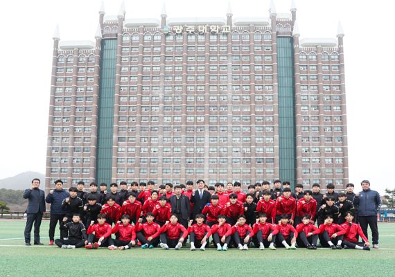 광주대 김동진 총장(사진 가운데)이 축구부 이승원 감독(오른쪽 첫 번째)을 비롯한 코치진, 선수들과 소통하고 기념촬영을 하고 있다. 사진=광주대 제공