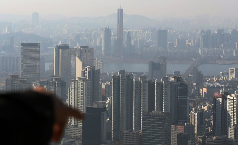 지난 11일 서울 남산에서 바라본 아파트 단지의 모습. 사진=뉴스1