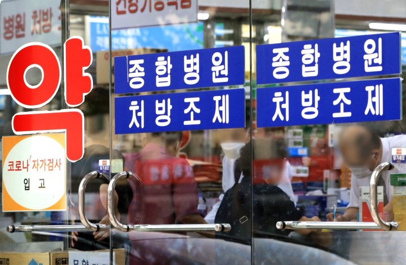 "20만원치 사버렸네" vs "동네약국 다 망해"...'창고형 약국' 이대로 괜찮을까요? [주말의 디깅]