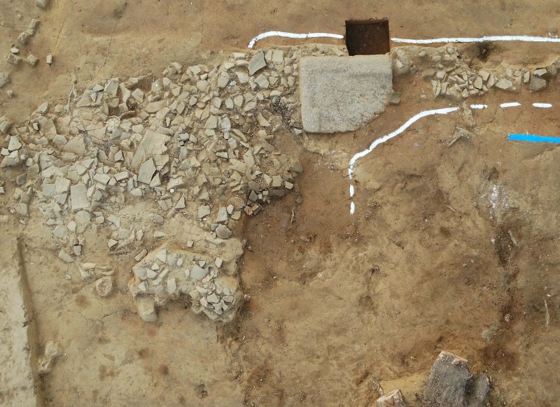 '부여 군수리 사지' 중문 기단석. (문화재청 제공)