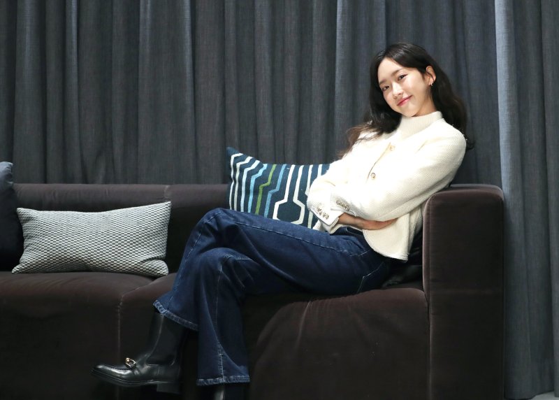 드라마 '치얼업' 배우 한지현이 14일 서울 강남구 가로수길 한 카페에서 열린 뉴스1과의 인터뷰에 앞서 포즈를 취하고 있다. 2022.12.14/뉴스1 ⓒ News1 권현진 기자