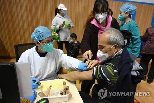 중국인이 코로나19 백신을 접종하고 있다. [AFP=연합뉴스]