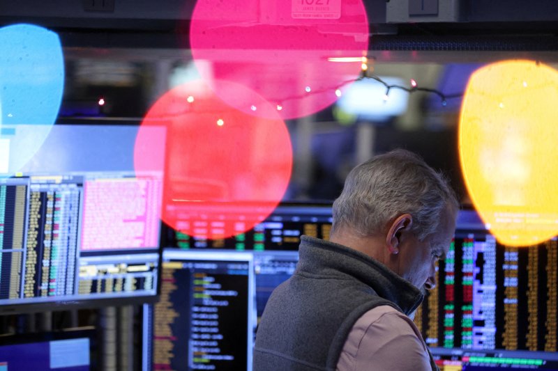 14일(현지시간) 미국 뉴욕증권거래소(NYSE)에서 한 트레이더가 모니터를 바라보고 있다. /사진=로이터뉴스1