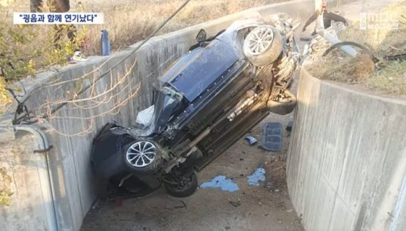 지난 6일 강원도 강릉시 내곡동의 한 도로에서 60대 여성이 운전하던 SUV 차량이 굉음과 연기를 내며 600m가량 질주하다 지하통로로 빠지는 사고가 발생했다. KBS 보도화면 캡처