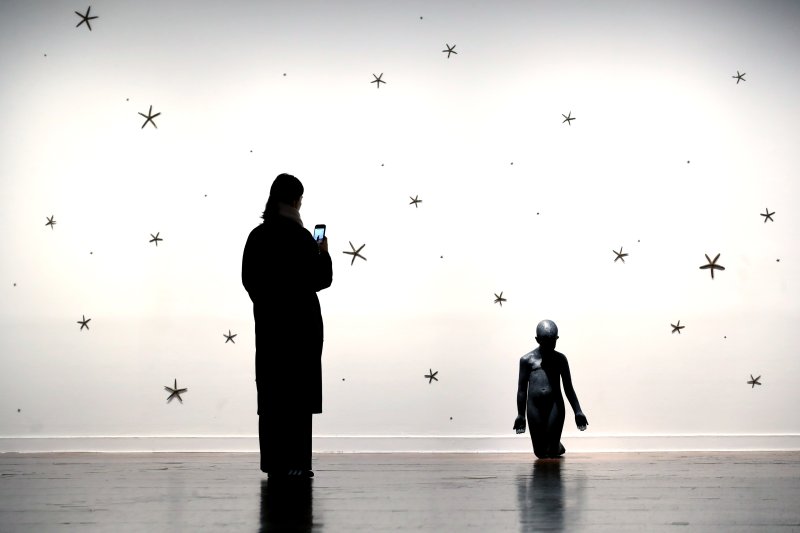 [서울=뉴시스] 박진희 기자 = 서울시립미술관이 14일 서울 중구 서울시립미술관 서소문관에서 '키키 스미스-자유낙하' 전시 개막을 앞두고 언론 공개행사를 갖고 작품 '푸른 소녀'를 선보이고 있다. '키키 스미스-자유낙하'는 1980~1990년대 여성성과 신체를 다룬 구상조각으로 세계적 주목을 받아온 작가 키키 스미스(Kiki Smith)의 아시아 첫 미술관 개인전이다. 이번전시에서는 조각, 판화, 사진, 태피스트리, 아티스트북 등 다양한 매체를 아우르는 작품 140여 점이 전시된다. 2022.12.14. pak7130@newsis.