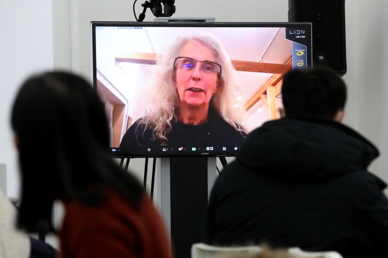 [서울=뉴시스] 박진희 기자 = 키키 스미스(Kiki Smith)가 14일 서울 중구 서울시립미술관 서소문관에서 열린 개인전 '키키 스미스-자유낙하' 언론 공개행사에 온라인으로 참석하여 인사말을 하고 있다. '키키 스미스-자유낙하'는 1980~1990년대 여성성과 신체를 다룬 구상조각으로 세계적 주목을 받아온 작가 키키 스미스(Kiki Smith)의 아시아 첫 미술관 개인전이다. 이번 전시에서는 조각, 판화, 사진, 태피스트리, 아티스트북 등 다양한 매체를 아우르는 작품 140여 점이 전시된다. 2022.12.14. pak7130@