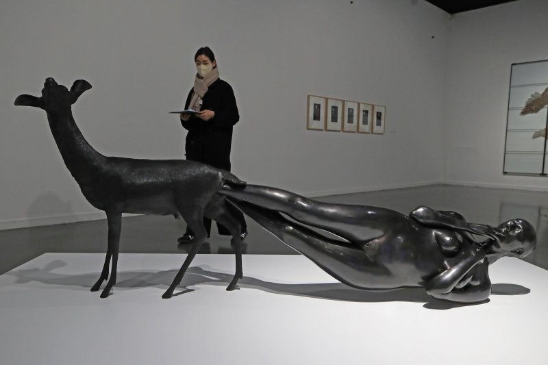 [서울=뉴시스] 박진희 기자 = 서울시립미술관이 14일 서울 중구 서울시립미술관 서소문관에서 '키키 스미스-자유낙하' 전시 개막을 앞두고 언론 공개행사를 갖고 작품 '탄생'을 선보이고 있다. '키키 스미스-자유낙하'는 1980~1990년대 여성성과 신체를 다룬 구상조각으로 세계적 주목을 받아온 작가 키키 스미스(Kiki Smith)의 아시아 첫 미술관 개인전이다. 이번전시에서는 조각, 판화, 사진, 태피스트리, 아티스트북 등 다양한 매체를 아우르는 작품 140여 점이 전시된다. 2022.12.14. pak7130@newsis.com