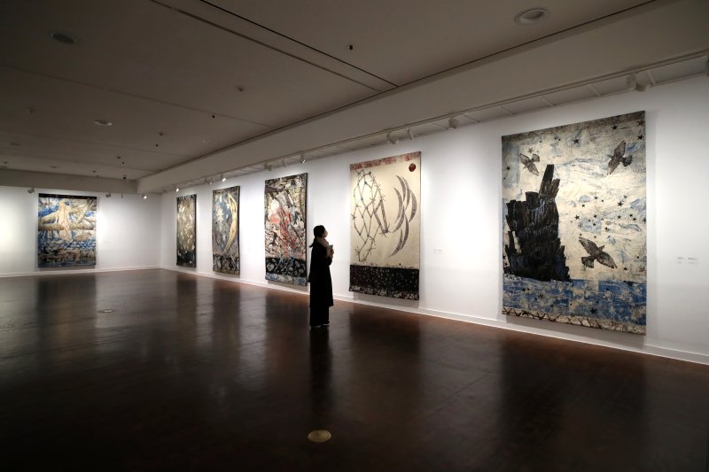 [서울=뉴시스] 박진희 기자 = 서울시립미술관이 14일 서울 중구 서울시립미술관 서소문관에서 '키키 스미스-자유낙하' 전시 개막을 앞두고 언론 공개행사를 갖고 140여 점의 작품을 선보이고 있다. '키키 스미스-자유낙하'는 1980~1990년대 여성성과 신체를 다룬 구상조각으로 세계적 주목을 받아온 작가 키키 스미스(Kiki Smith)의 아시아 첫 미술관 개인전이다. 이번전시에서는 조각, 판화, 사진, 태피스트리, 아티스트북 등 다양한 매체를 아우르는 작품이 전시된다. 2022.12.14. pak7130@newsis.com