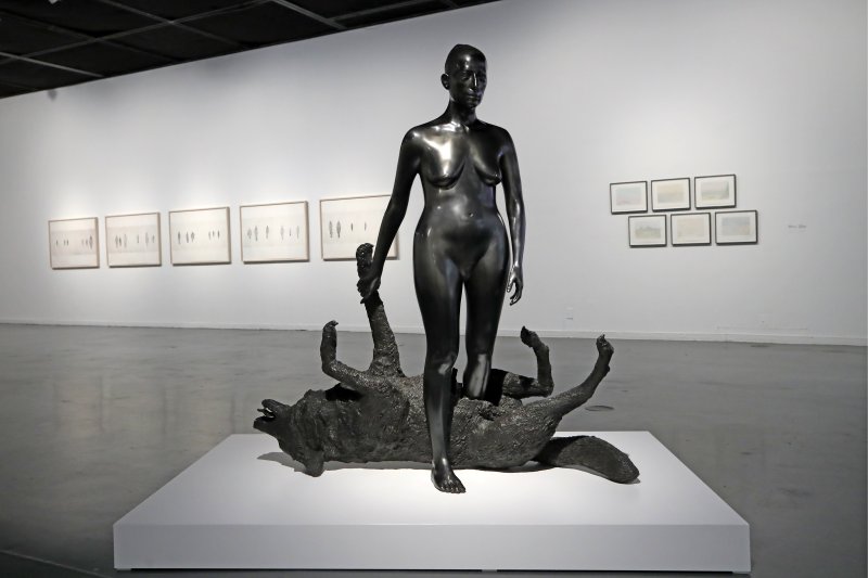 [서울=뉴시스] 박진희 기자 = 서울시립미술관이 14일 서울 중구 서울시립미술관 서소문관에서 '키키 스미스-자유낙하' 전시 개막을 앞두고 언론 공개행사를 갖고 작품 '황홀'을 선보이고 있다. '키키 스미스-자유낙하'는 1980~1990년대 여성성과 신체를 다룬 구상조각으로 세계적 주목을 받아온 작가 키키 스미스(Kiki Smith)의 아시아 첫 미술관 개인전이다. 이번전시에서는 조각, 판화, 사진, 태피스트리, 아티스트북 등 다양한 매체를 아우르는 작품 140여 점이 전시된다. 2022.12.14. pak7130@newsis.com