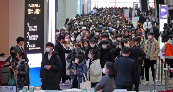 15일 서울 강남구 삼성동 코엑스에서 전국 132개 대학이 참가하는 '2023학년도 정시 대학입학정보박람회'가 한국대학교육협의회 주최로 열린가운데 박람회 장을 찾은 학생들과 학부모들이 입장을 기다리고 있다. 사진=박범준 기자