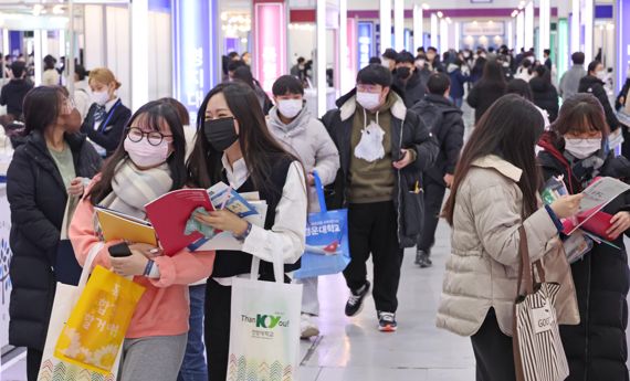 15일 서울 강남구 삼성동 코엑스에서 전국 132개 대학이 참가하는 '2023학년도 정시 대학입학정보박람회'가 한국대학교육협의회 주최로 열린 가운데 박람회 장을 찾은 학생들과 학부모들이 부스를 둘러보고 있다. 사진=박범준 기자