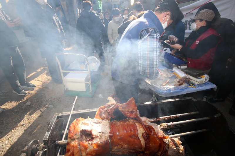 대구 북구 대현동 이슬람 사원 건축을 반대하는 주민들이 지난해 12월 15일 오후 공사현장 앞에서 돼지고기를 구워 이웃과 나누며 송년회를 진행하고 있다. 사진=뉴스1