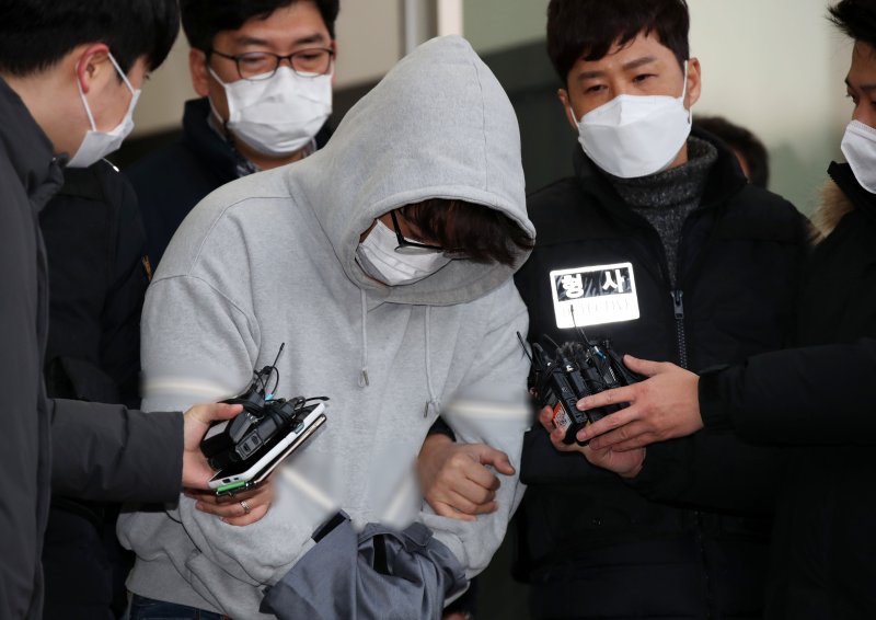 신변보호를 받고 있는 전 여자친구의 집을 찾아가 어머니와 동생에게 흉기를 휘두른 혐의로 구속된 이석준이 지난해 12월 17일 오전 서울 송파구 송파경찰서에서 검찰로 송치되고 있다. /사진=뉴시스