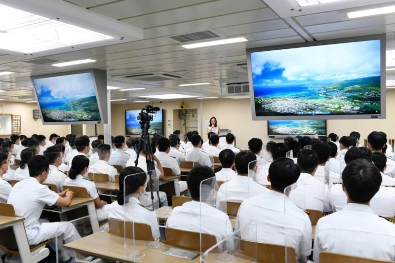 하와이에 온 한국 해군 함정 내 시사회 장면 [이진영 감독 제공]