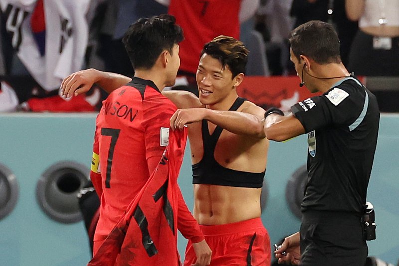 12월 2일(현지시간) 카타르 알라이얀 에듀케이션 시티 스타디움에서 열린 2022 카타르 월드컵 H조 최종 3차전 대한민국과 포르투갈의 경기, 황희찬이 결승골을 넣고 손흥민과 기뻐하고 있다.(뉴시스)