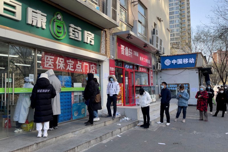6일(현지시간) 중국 베이징 시민들이 약국에 입장하기 위해 줄을 서고 있다. 뉴스1