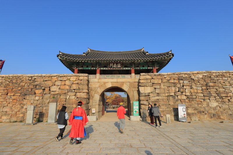 썰물이 주는 휴식… 바닷물이 빠지면 갯벌 산책로가 열린다 [Weekend 레저]