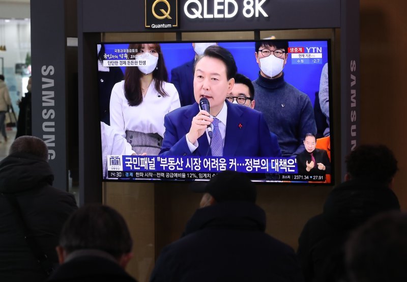 15일 오후 서울 용산구 서울역 대합실에서 윤석열 대통령 주재 '제1차 국정과제 점검회의'가 생중계되고 있다. 사진=뉴시스