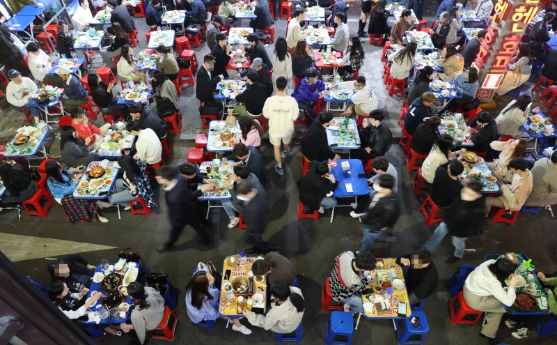 을지로 노가리 골목에서 시민들이 술을 마시고 있다. (이해를 돕기 위한 자료사진) 연합뉴스