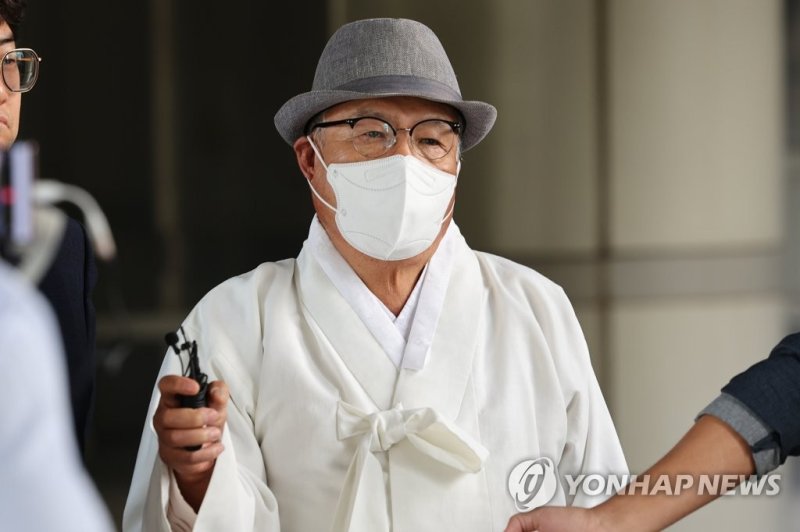 취재진 질문에 답하는 백은종 서울의소리 대표 취재진 질문에 답하는 백은종 서울의소리 대표 (서울=연합뉴스) 김주성 기자 = 김건희 여사와의 통화내용을 공개한 서울의소리 기자를 상대로 낸 손해배상소송 재판이 열린 7일 백은종 서울의소리 대표가 서울중앙지법을 나서며 기자의 질문에 답하고 있다. 2022.10.7 utzza@yna.co.kr (끝)