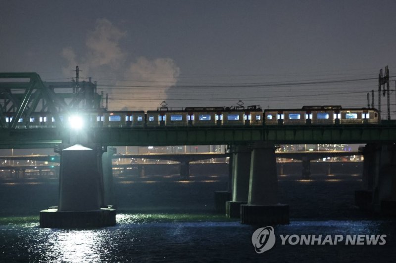 15일 오후 서울 용산역에서 노량진역으로 향하던 지하철 1호선 차량에 고장이 발생해 승객들이 한강철교 위에 멈춰 선 차량에 갇히는 등 큰 불편을 겪었다. /사진=연합뉴스