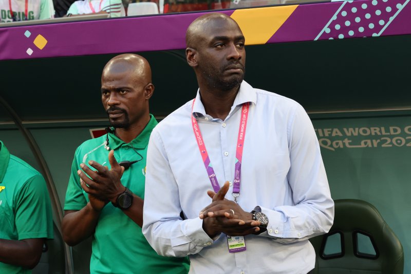 오토 아도 가나 축구대표팀 감독이 28일 오후(현지시간) 카타르 알라이얀 에듀케이션 시티 스타디움에서 열린 2022 카타르 월드컵 조별리그 H조 2차전 대한민국과의 경기에 앞서 국가 제창 후 박수를 치고 있다. 2022.11.28/뉴스1 ⓒ News1 이동해 기자