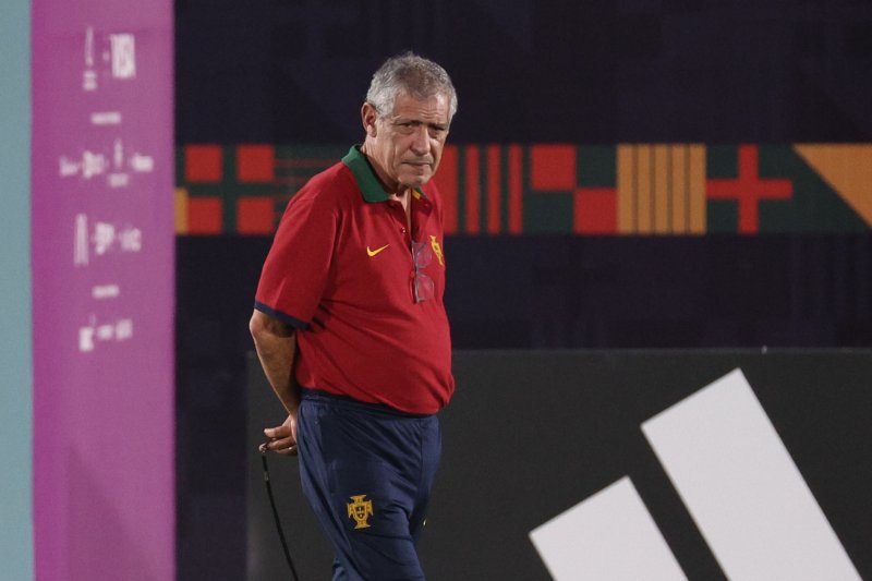 페르난두 산투스 포르투갈 축구대표팀 감독이 30일 오후(현지시간) 카타르 알샤하니야 스포츠클럽에 마련된 훈련장에서 선수들의 훈련을 지켜보고 있다. 2022.12.1/뉴스1 ⓒ News1 이광호 기자