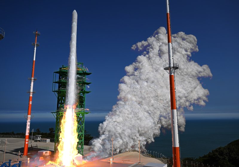 순수 국내기술로 제작된 한국형 최초 우주발사체 '누리호'(KSLV-Ⅱ)'가 21일 전남 고흥군 나로우주센터에서 발사되고 있다. 누리호는 두번째 도전 끝에 발사에 성공했으며 이로써 우리나라는 세계 7번째로 1500kg급 실용 위성을 지구 저궤도(600~800㎞)에 수송할 수 있는 능력을 확보한 국가가 됐다. 2022.6.21/뉴스1 ⓒ News1 사진공동취재단