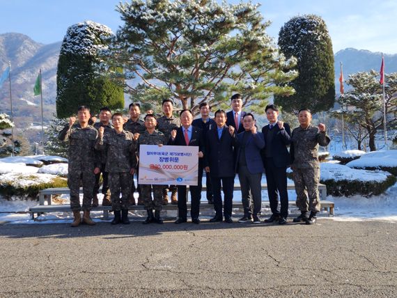 지난 15일 대한건설협회 등 유관기관 5개 기관 관계자들이 경기도 남양주의 육군 제75보병사단 철마부대를 방문해 기부금을 전달하고 기념촬영을 하고 있다. 대한건설협회 제공.
