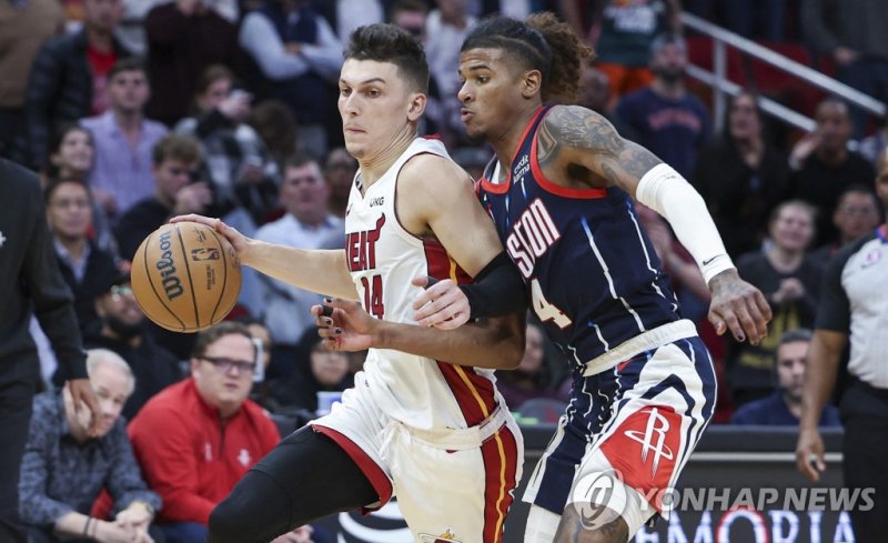 마이애미 승리 앞장선 히로 Dec 15, 2022; Houston, Texas, USA; Miami Heat guard Tyler Herro (14) drives with the ball as Houston Rockets guard Jalen Green (4) defends during the fourth quarter at Toyota Center. Mandatory Credit: Troy Taormina-USA TODAY Sports