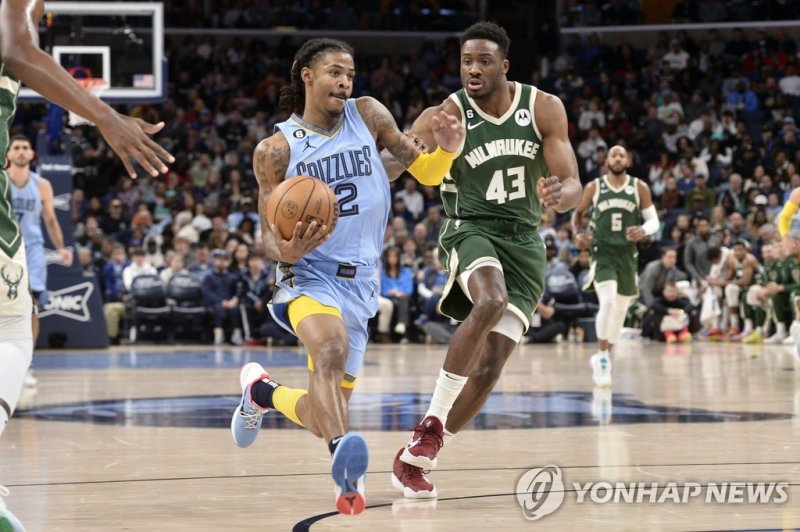 모란트의 도 ㄹ파 Memphis Grizzlies guard Ja Morant (12) drives ahead of Milwaukee Bucks forward Thanasis Antetokounmpo (43) in the second half of an NBA basketball game Thursday, Dec. 15, 2022, in Memphis, Tenn. (AP Photo/Brandon Dill)