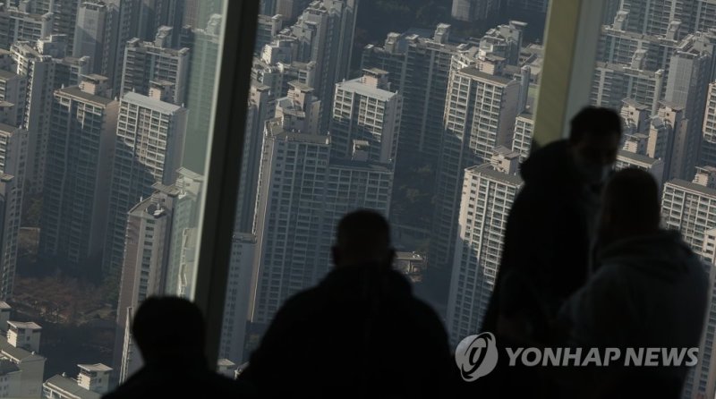 아파트 실거래가 하락 찬 바람 부는 청약시장 (서울=연합뉴스) 진연수 기자 = 고금리 기조와 집값 하락 우려에 '흥행 불패'로 꼽히던 서울 아파트 청약 시장 분위기가 1년 새 확 뒤바뀐 것으로 나타났다. 11일 부동산 전문리서치업체 리얼투데이가 한국부동산원 청약홈을 분석한 결과에 따르면 올해 서울 아파트는 이달 7일 기준 6천548가구(사전청약·공공분양 제외) 모집에 6만988명이 1순위 청약을 해 평균 경쟁률 9.3대 1을 기록했다. 사진은 서울 시내 아파트 단지의 모습. 2022.12.11 jin90@yna.co.kr (끝)